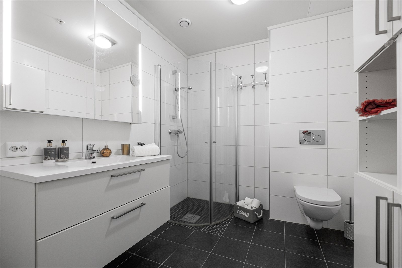 Romslig og moderne bad. Galleribilde