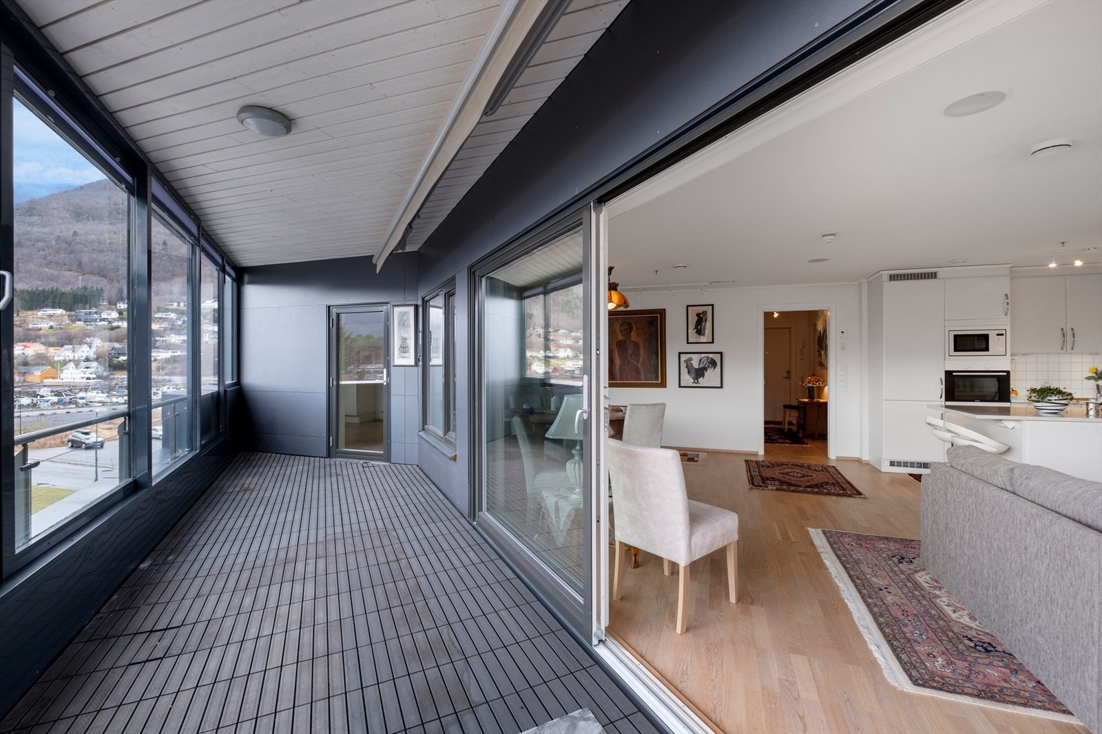 Innglasset balkong med skyvbare selvrensende glass. Galleribilde