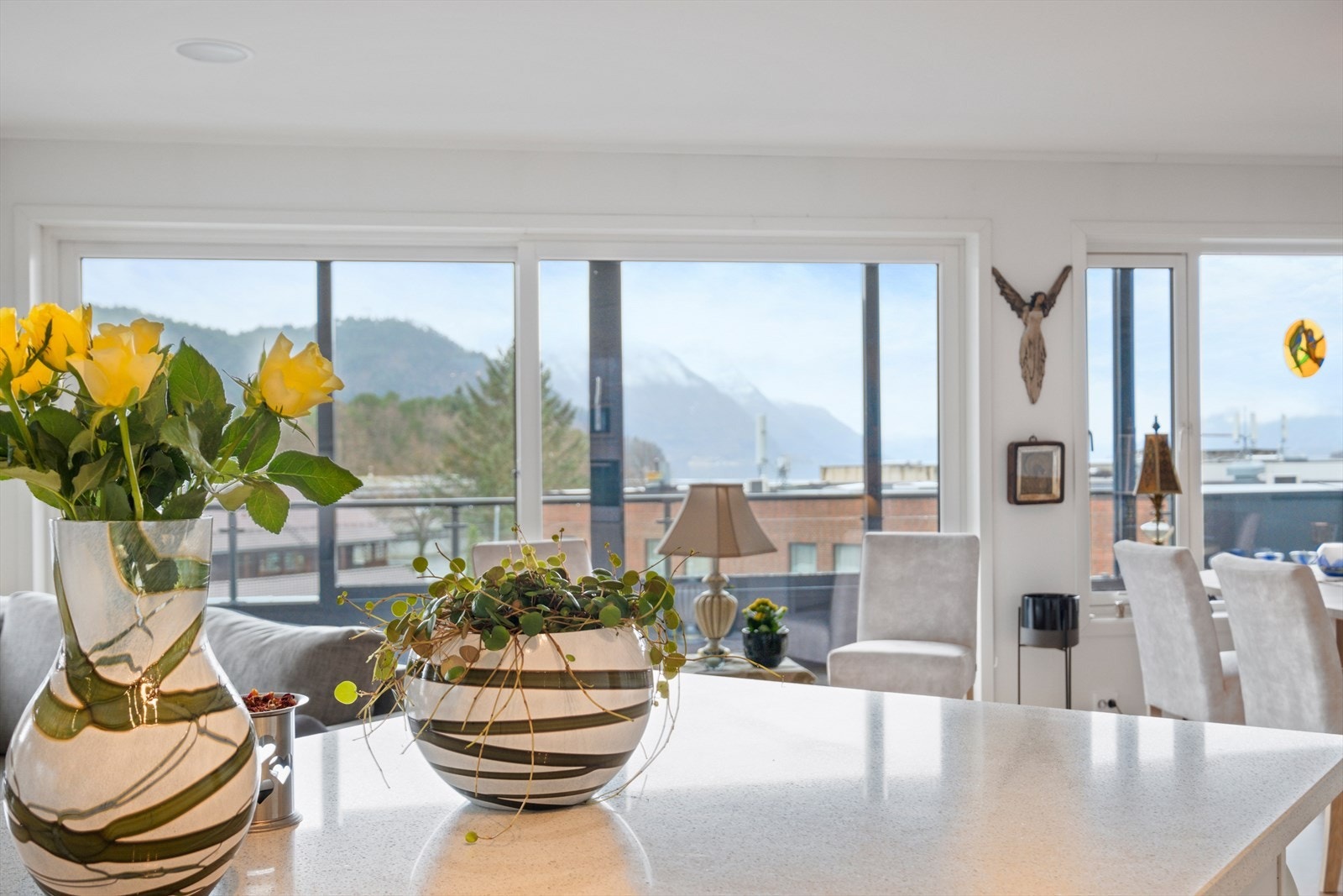 Lys og luftig stue/kjøkken med store vindusflater som slipper inn godt med naturlig dagslys. Galleribilde