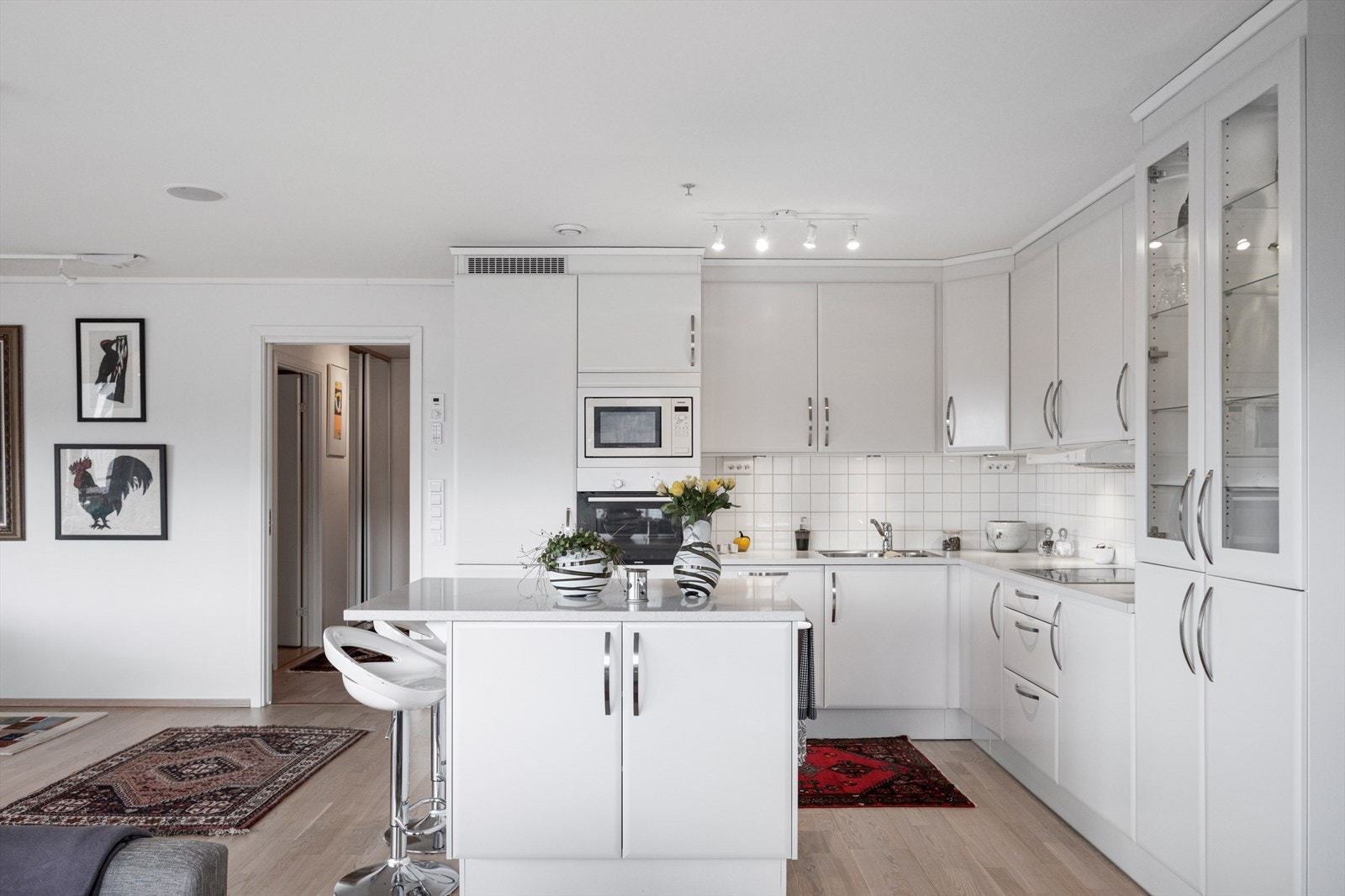 Pent kjøkken med øy og integrerte hvitevarer. Galleribilde