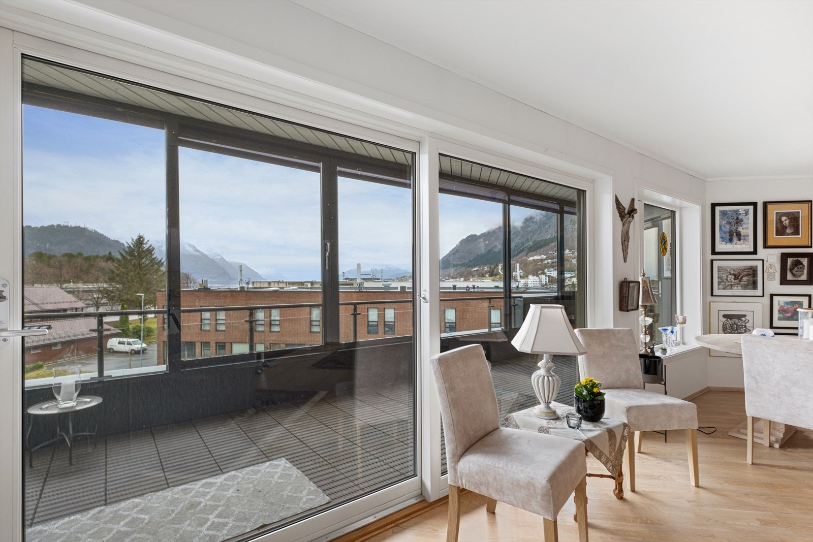 Utsikt fra stue og innglasset balkong. Galleribilde