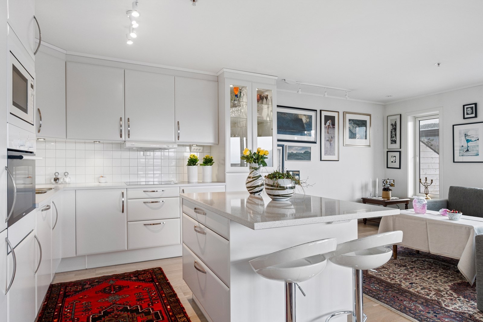 Stort kjøkken med plass til mye oppbevaring. Galleribilde