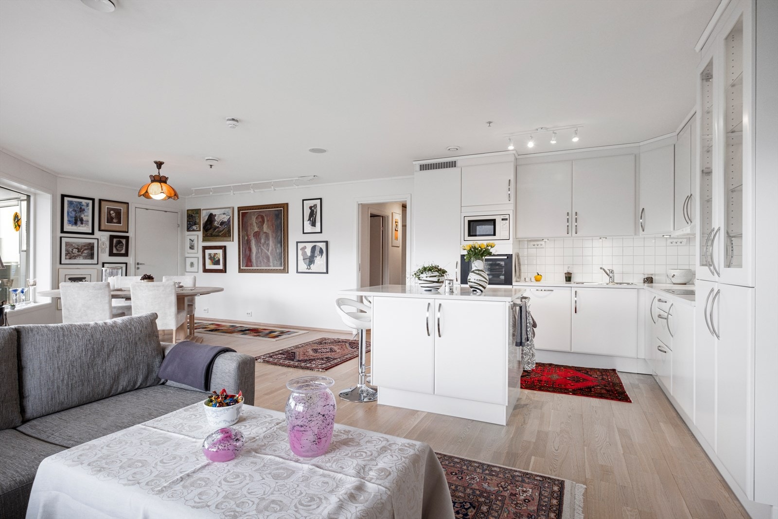 Pen og tiltalende stue/kjøkken-løsning. Galleribilde