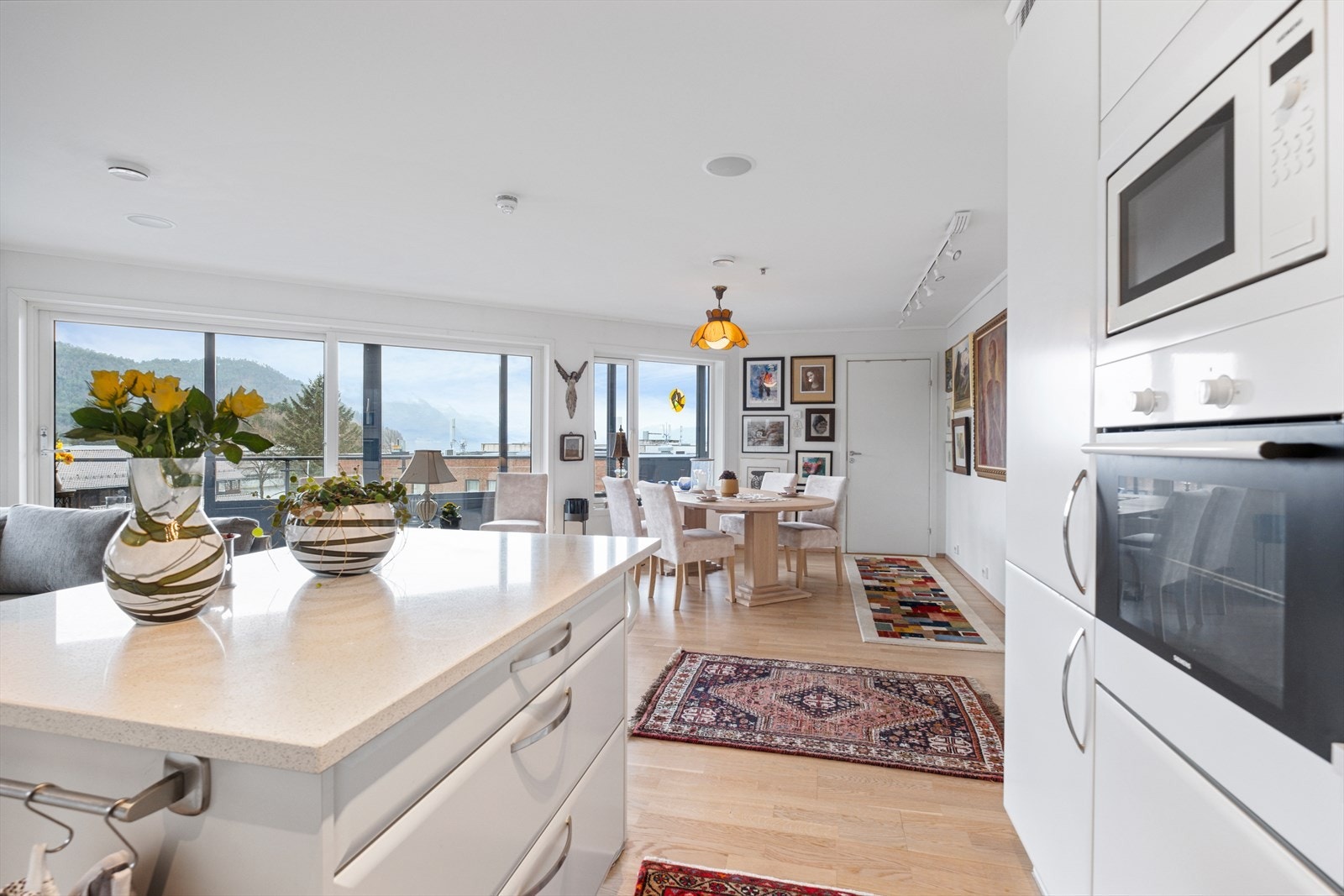 Åpen stue/kjøkken løsning. Flott utsikt vestover mot Ørskogvika og Storfjroden. Galleribilde