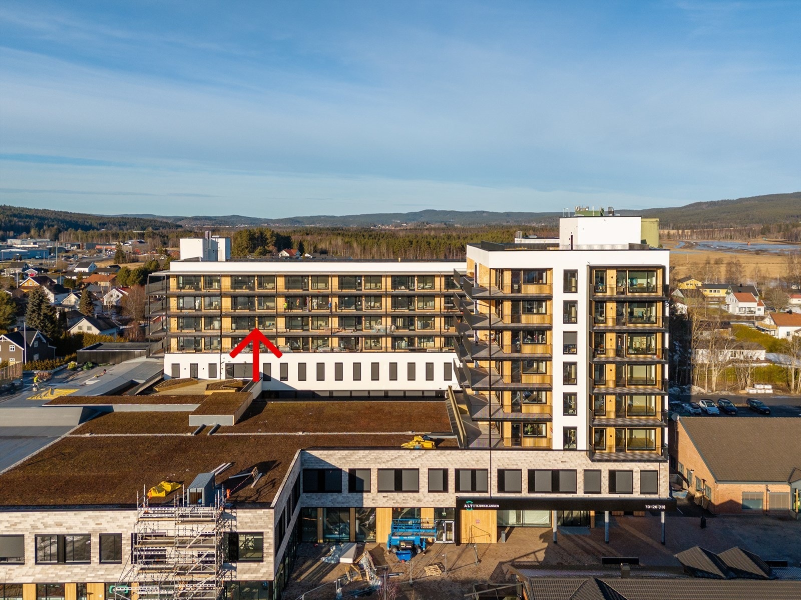 Pilen viser leilighetens fine plassering i blokka Galleribilde