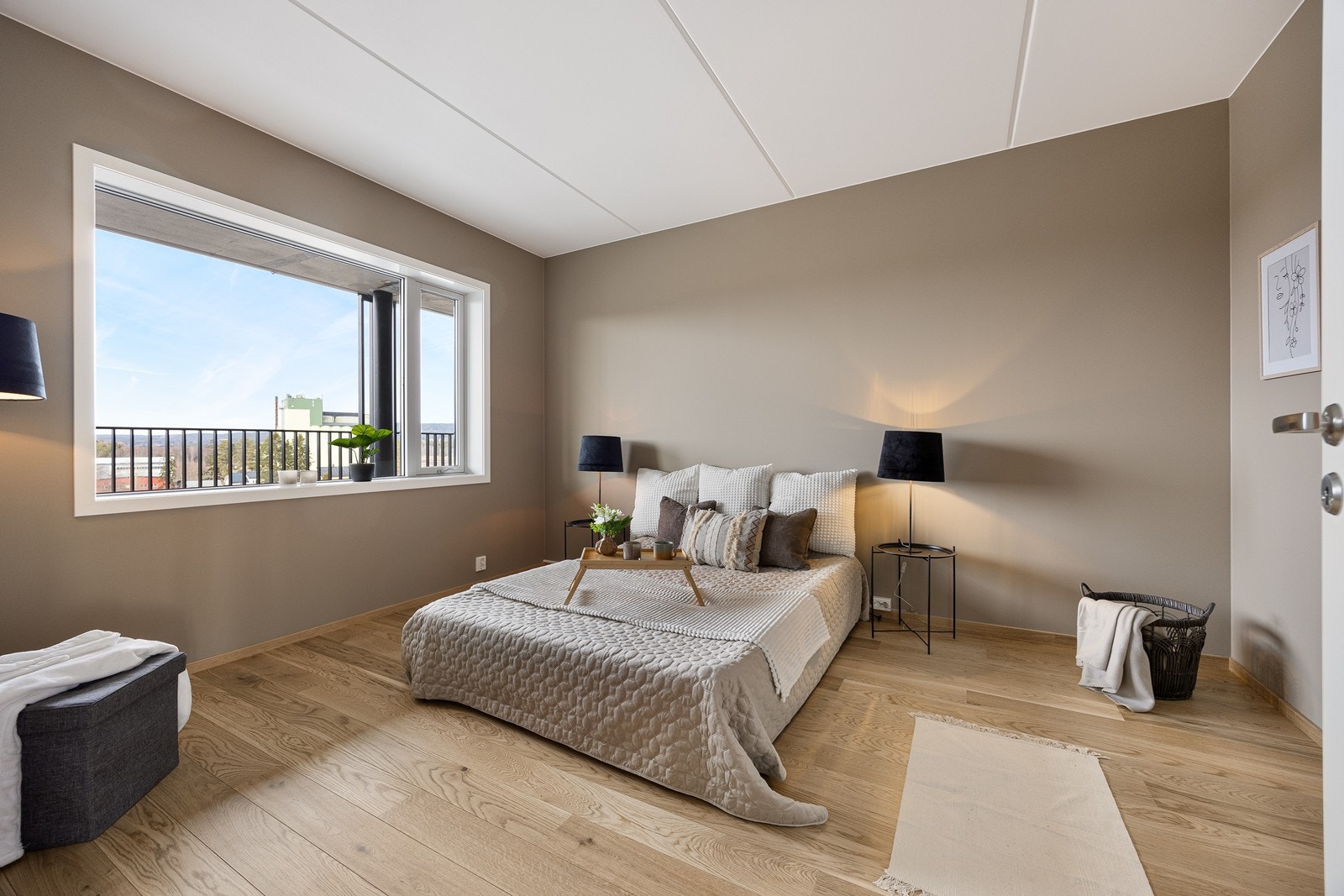 Det er to pene soverom i leiligheten, og begge har god plass til seng og oppbevaringsmøbler Galleribilde