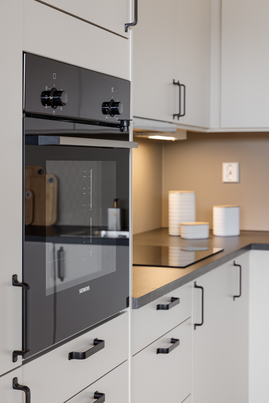 Alle hvitevarer er integrert fra Siemens - stekeovn, induksjonstopp, oppvaskmaskin og kjøl/frys. Galleribilde