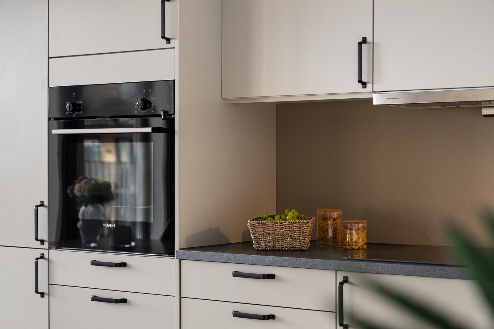 Innredningen er også oppgradert i pen beigefarge med sorte grep Galleribilde