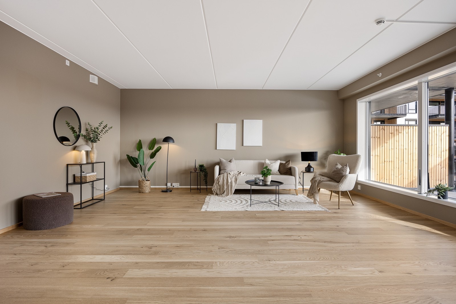 Rommet har pent parkettgulv, glatte vegger malt i en lun gråfarge og listefri overgang til hvitmalt himling Galleribilde