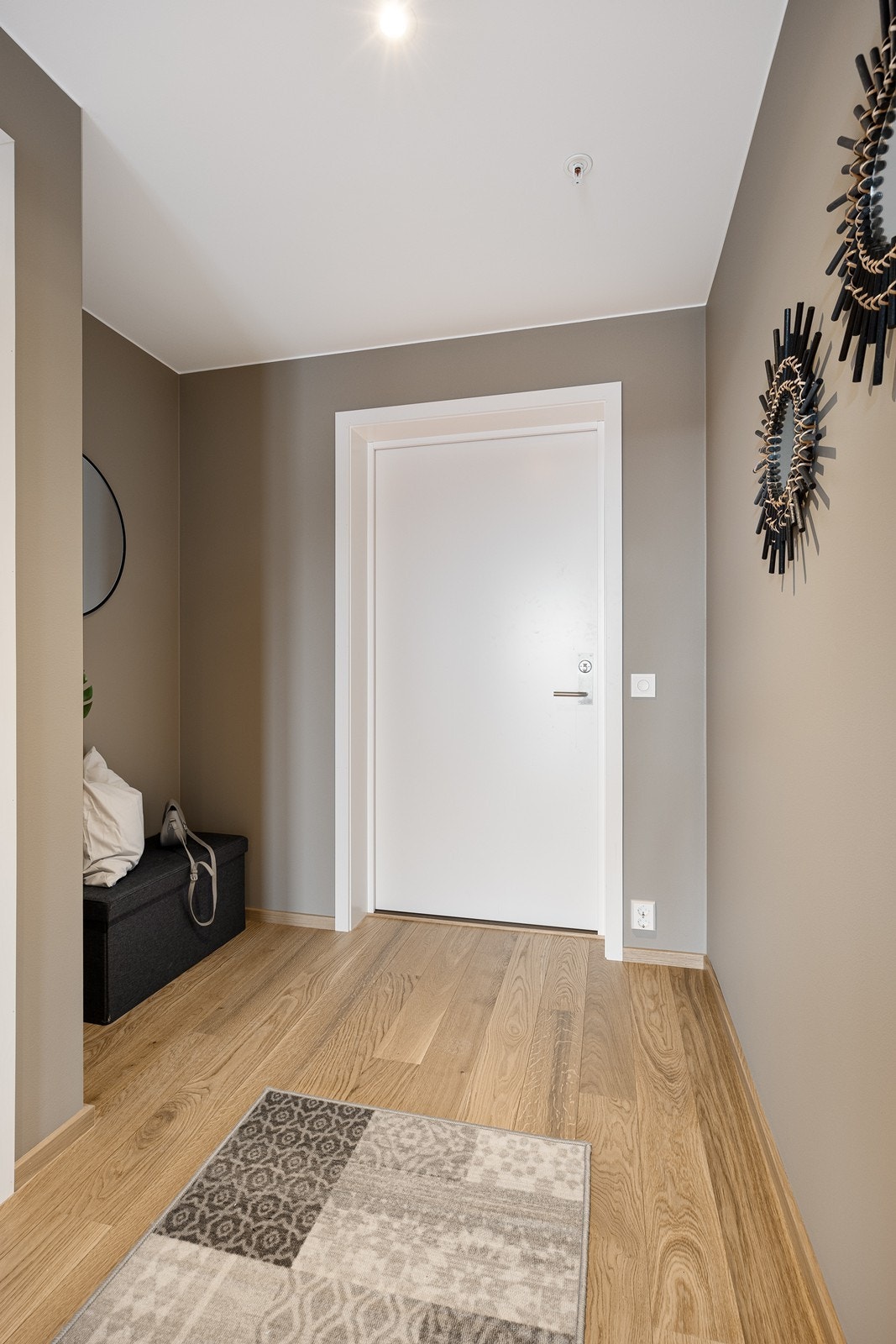 Ved siden av inngangsdøren er det plass til garderobeskap eller annet oppbevaringsmøbel Galleribilde