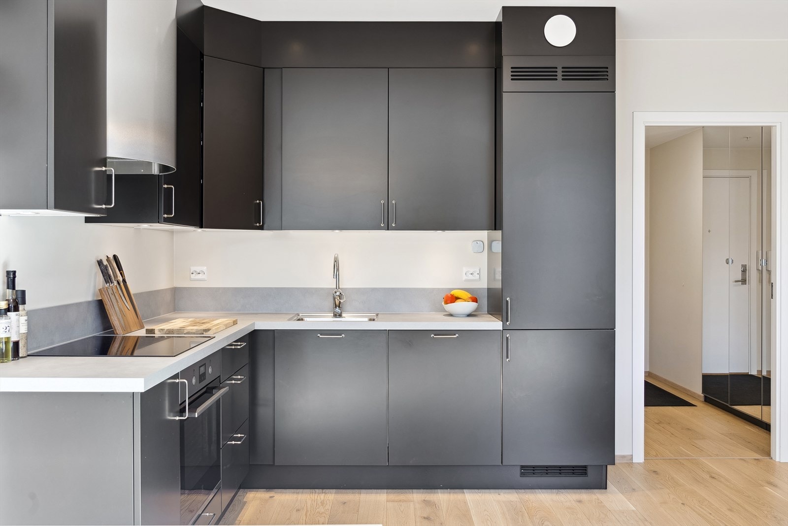 Godt med arbeidsbenk og oppbevaring i skap. Galleribilde