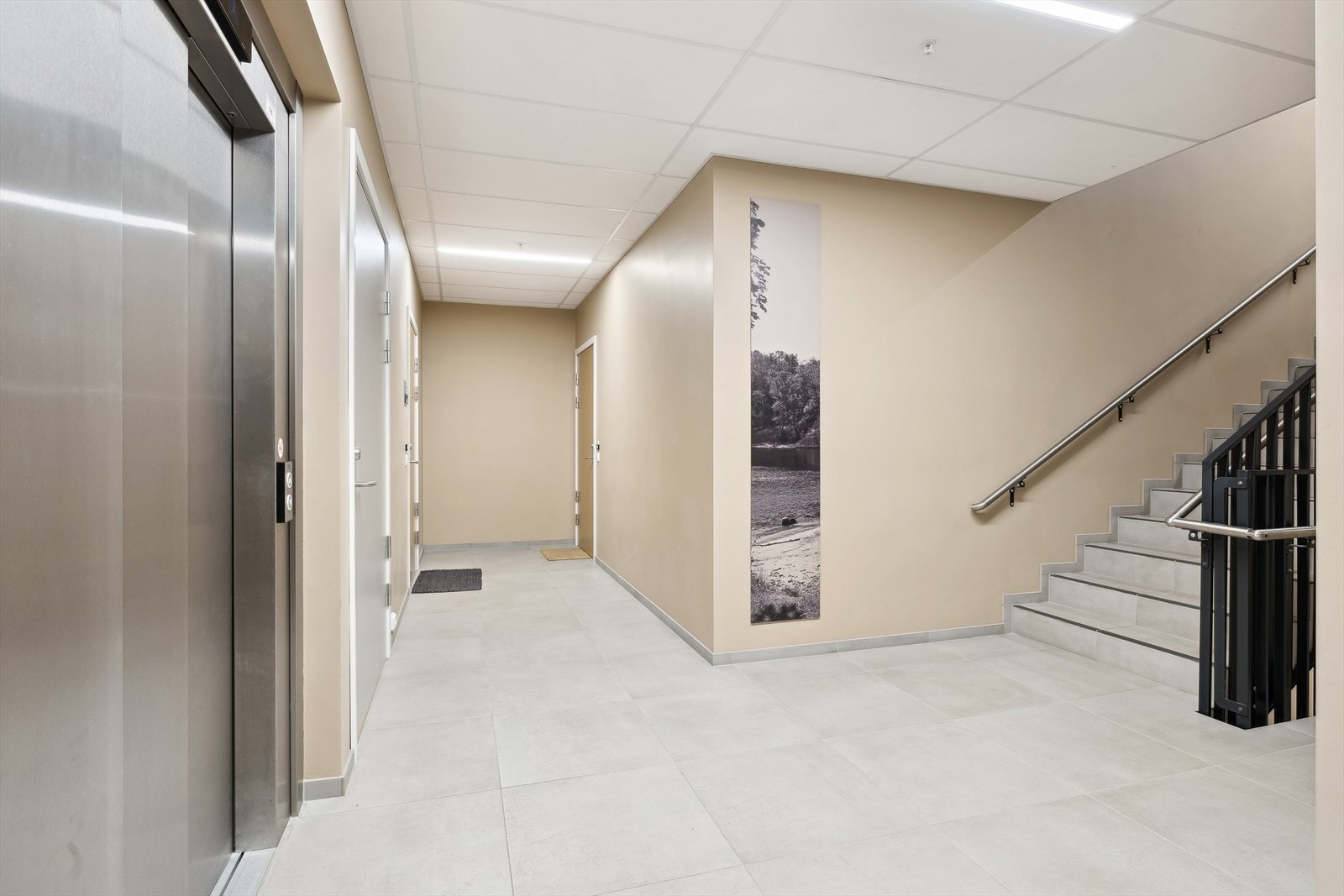 Velkommen inn! Det er heis- og trappeadkomst. Galleribilde