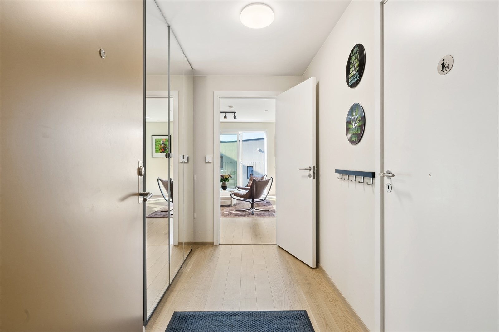 Det er romslig garderobe i inngangspartiet, god plass til å henge fra seg yttertøy og sette fra seg sko. Videre adkomst til bad eller videre til stue/kjøkken. Galleribilde