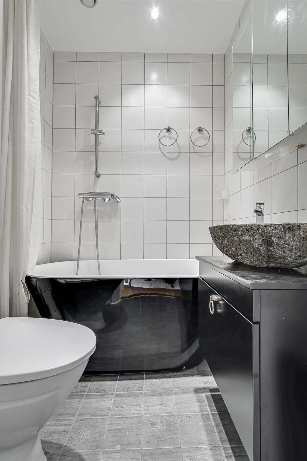 Pent baderom fra 2015 med behagelig gulvvarme. Galleribilde