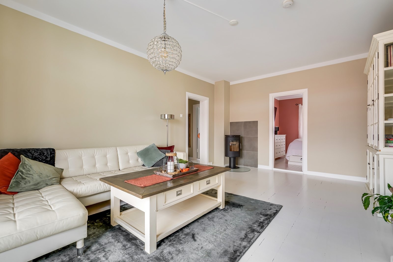 Lys og romslig stue med god plass til stor sofagruppe, multimedia og tilhørende møblement. Galleribilde