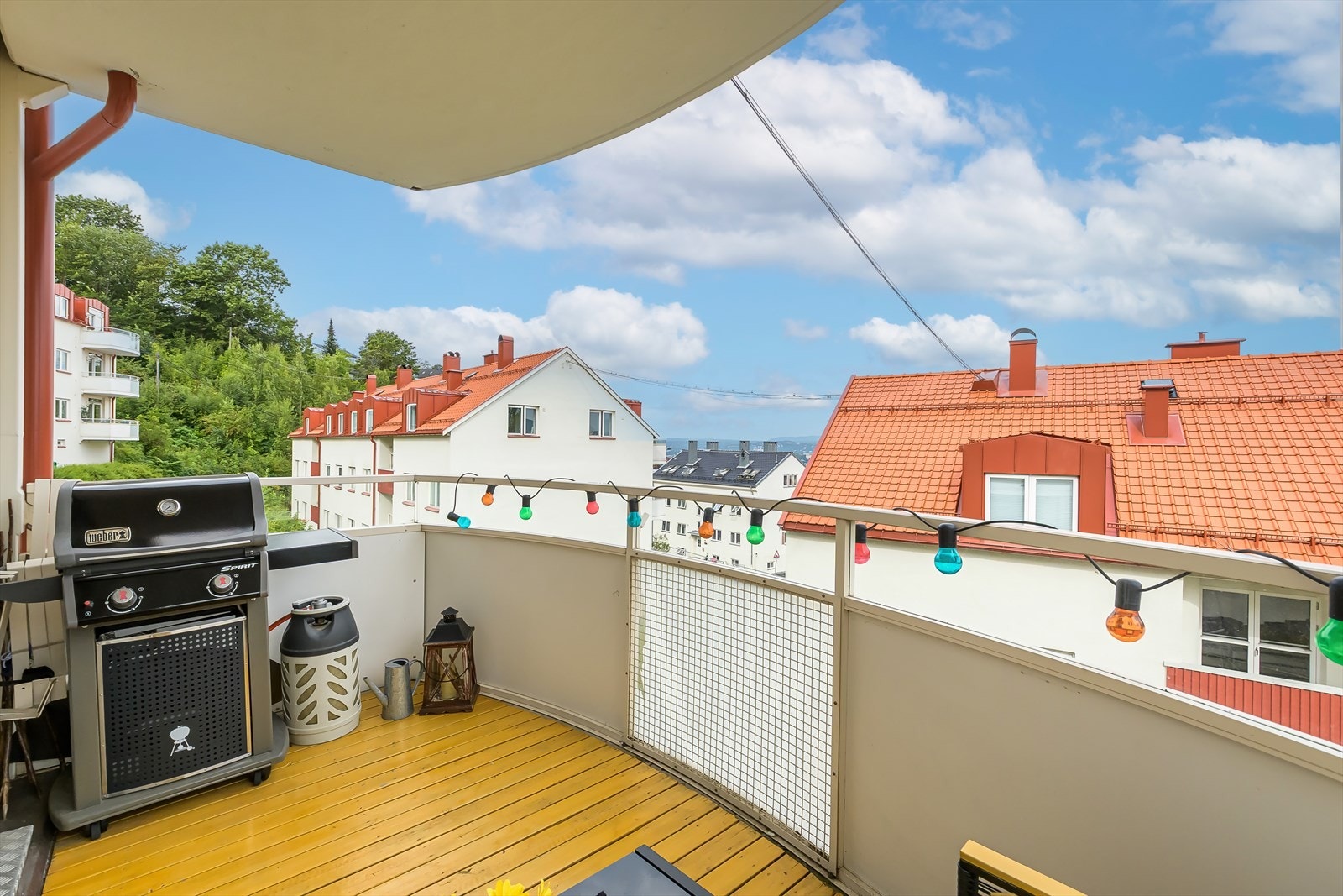 Her har vi gleden av å presentere en gjennomgående 3-roms med stor solrik balkong og flott utsikt. Galleribilde