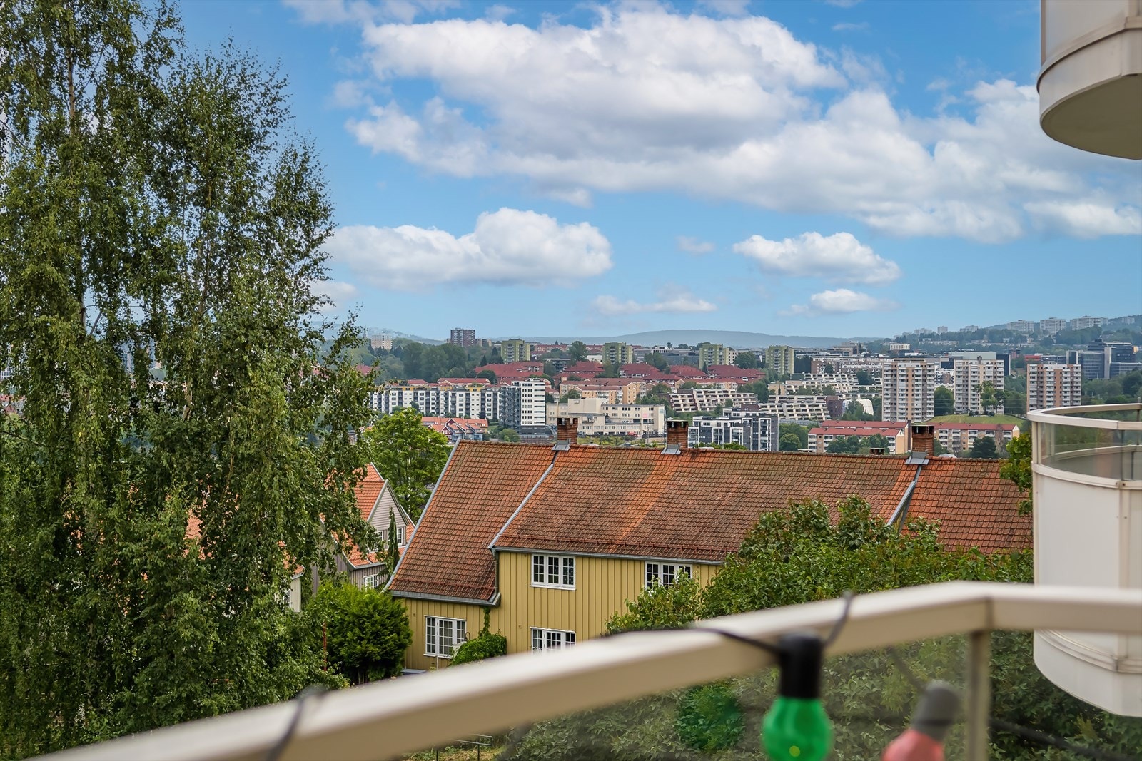 Fra balkongen har man utsikt mot byen. Adkomst til balkongen er fra stuen. Galleribilde