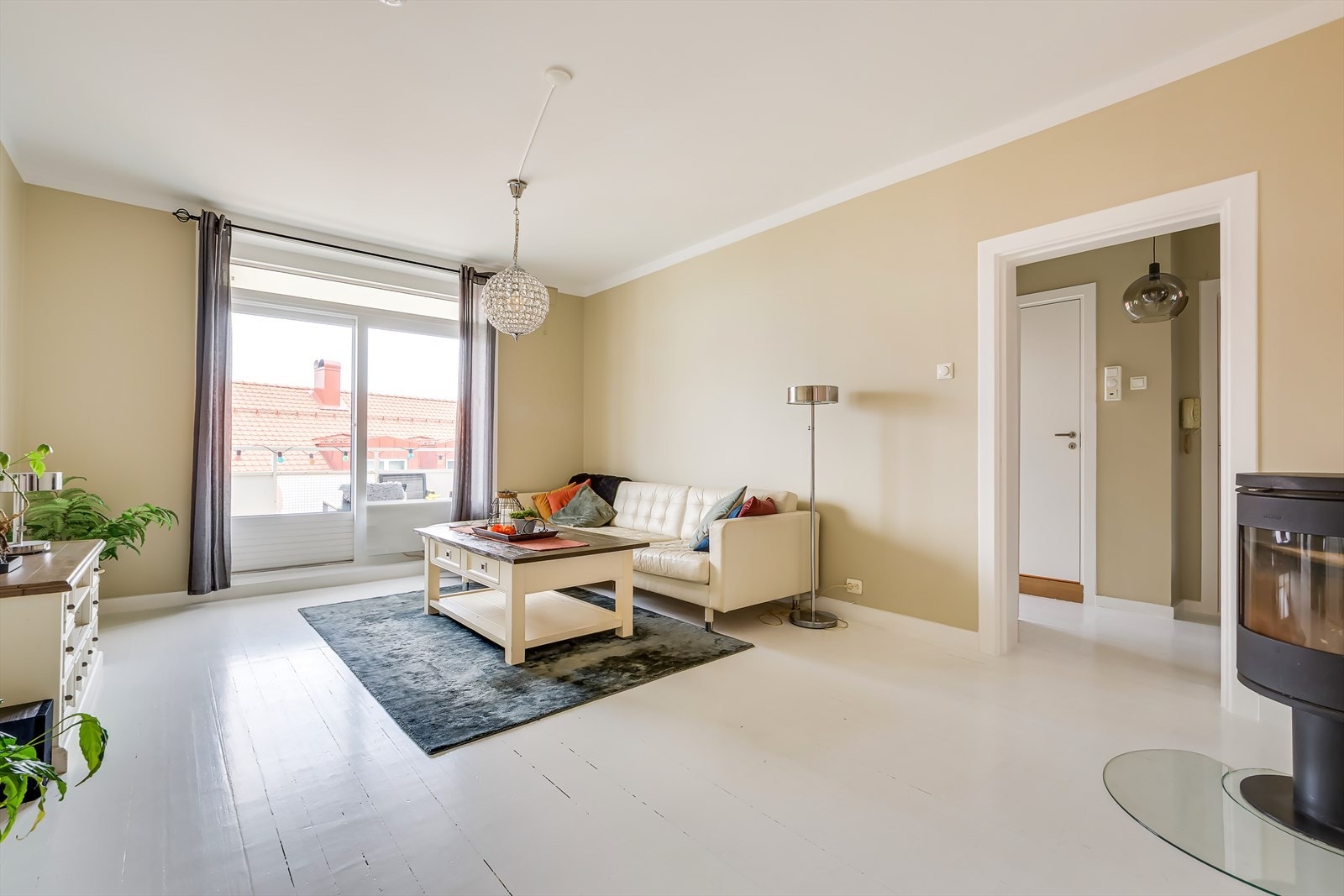 Leiligheten ligger i et rolig og barnevennlig område med kort vei til "alle" fasiliteter man har behov for i hverdagen, i form av servicetilbud, offentlig kommunikasjon og flotte rekreasjonsmuligheter. Galleribilde