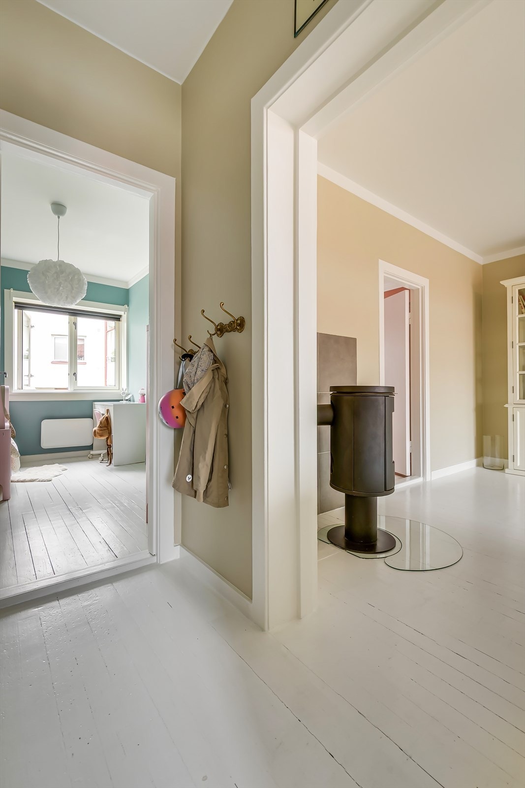 Innbydende entré med plass til å henge fra seg yttertøy og sette fra seg sko. Dørtelefon som åpner ytterdør. Galleribilde