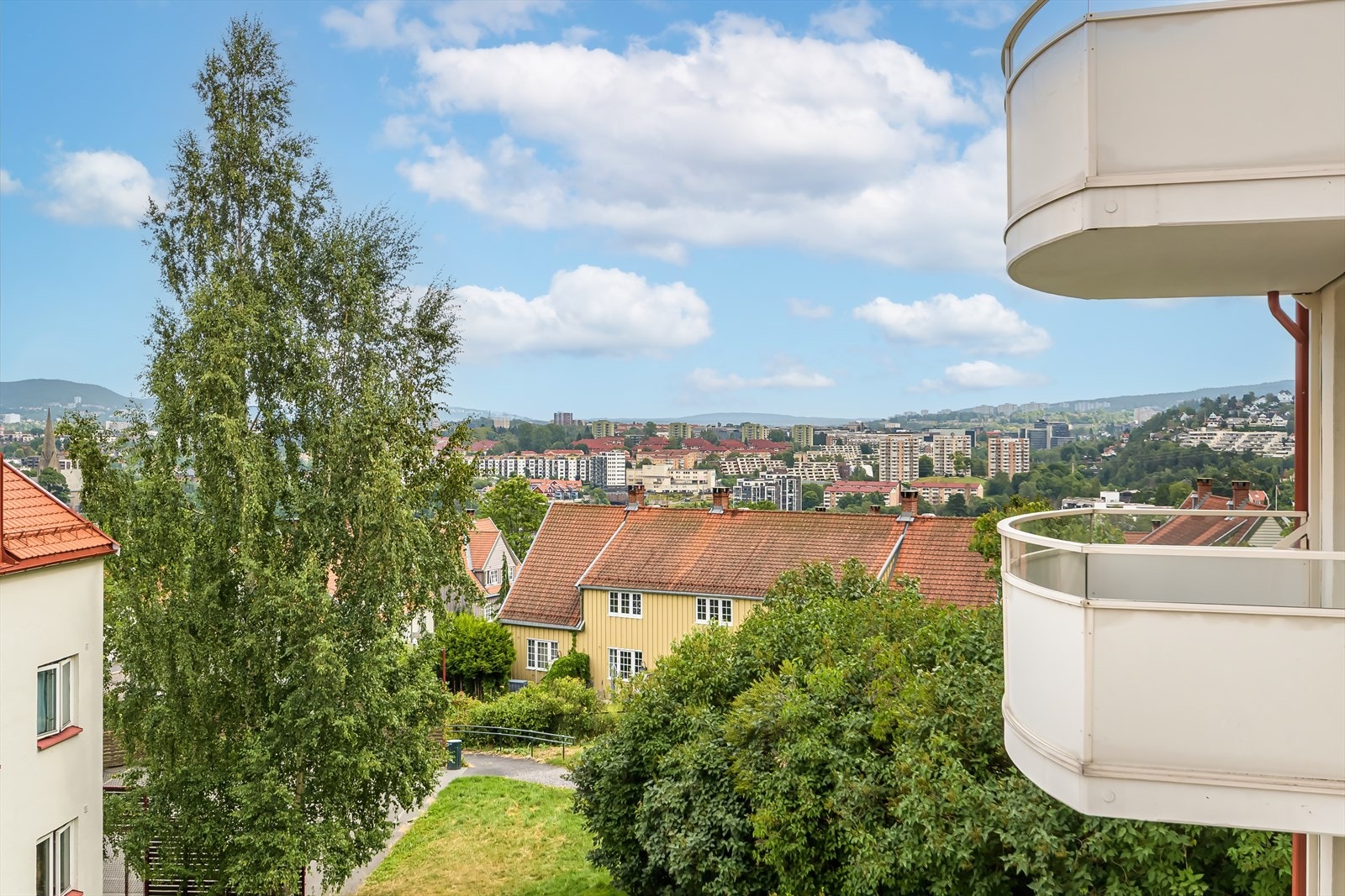 Velkommen til Valhallveien 57 presentert av Marthe Grønnslett v. Nordvik Bjørvika. (Fotograf: Flex Foto) Galleribilde