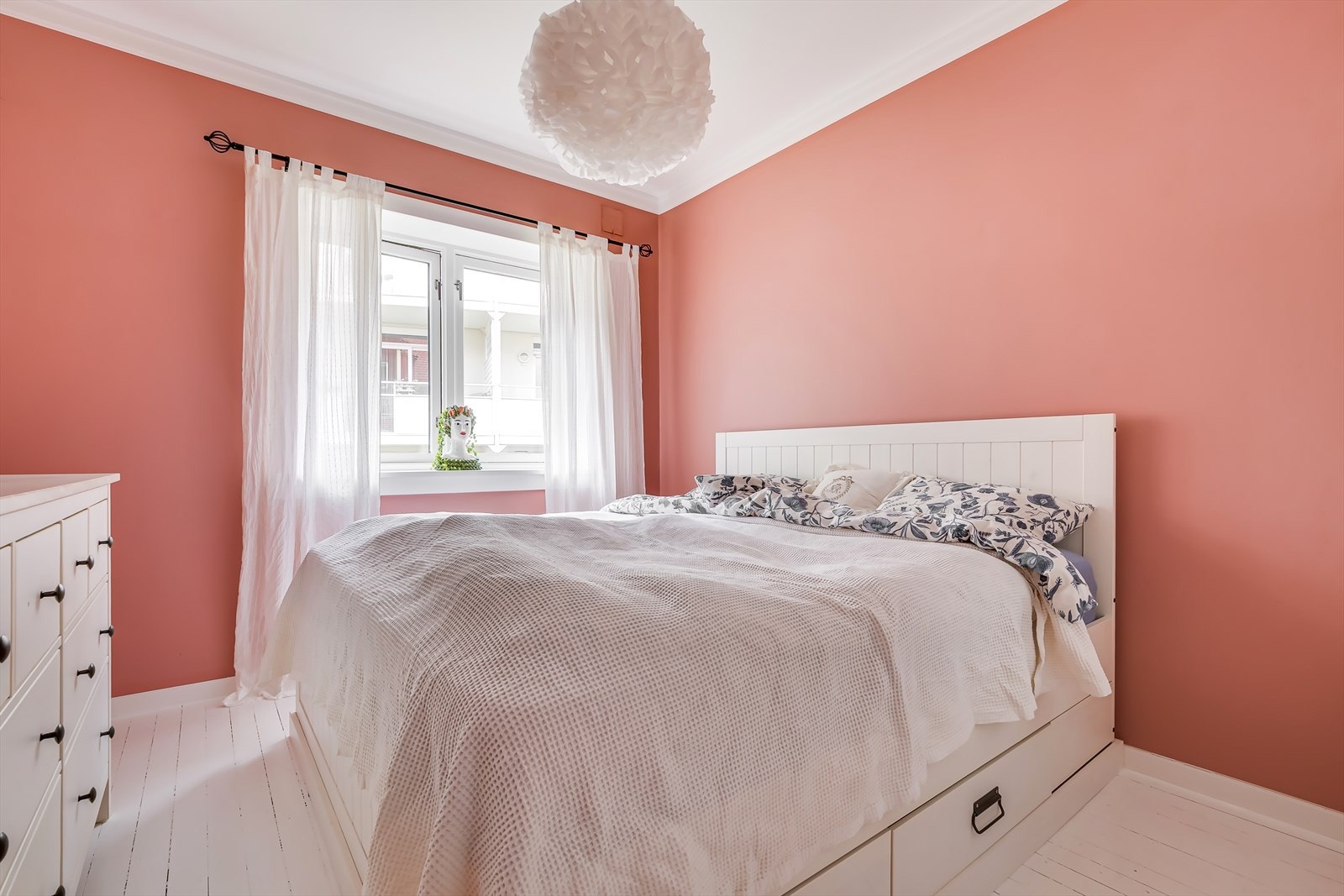 Lyst og hyggelig soverom med god plass for dobbeltseng og nattbord på begge sider. Galleribilde