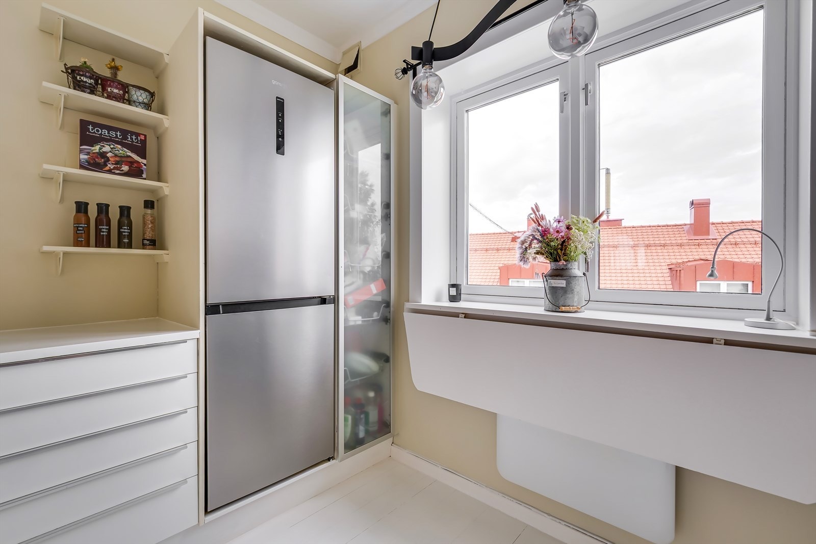 Kjøkkenet har en god og praktisk utforming med mye skap- og benkeplass. Fra kjøkken har man utsikt mot vakre Vålerenga kirke. Galleribilde