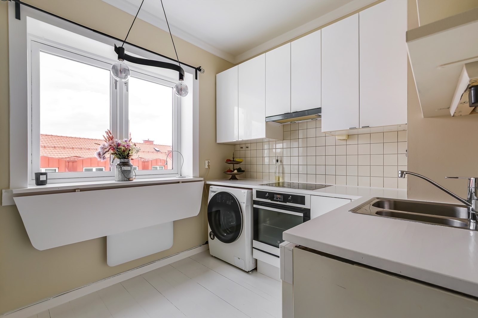 Stort, separat kjøkken med spiseplass. Galleribilde