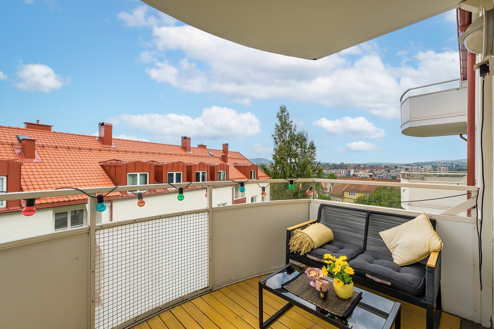 Stor solrik balkong på 6 kvm med flott utsikt. Galleribilde