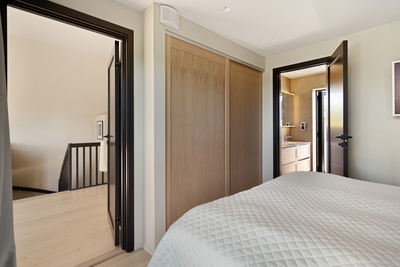 Hovedsoverom med eget bad, innebygget skyvedørgarderobe og utgang til balkong Galleribilde