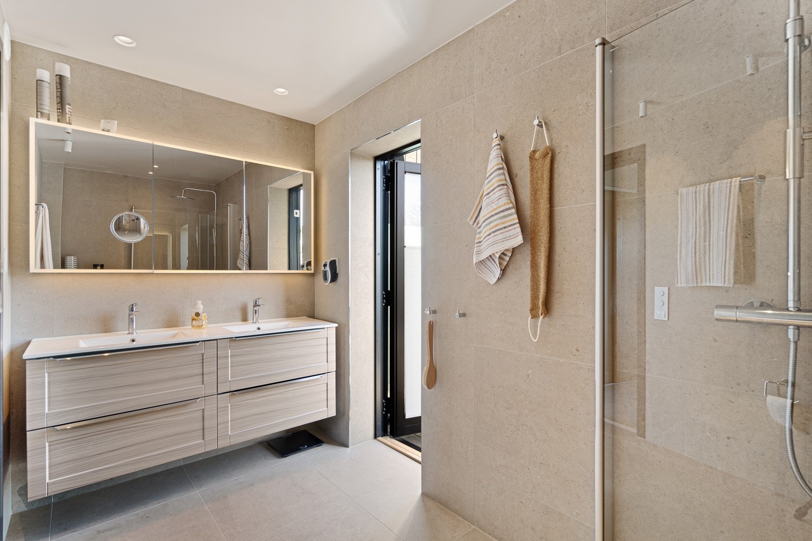 Eget privat bad med dobbel servant, dusj og toalett Galleribilde