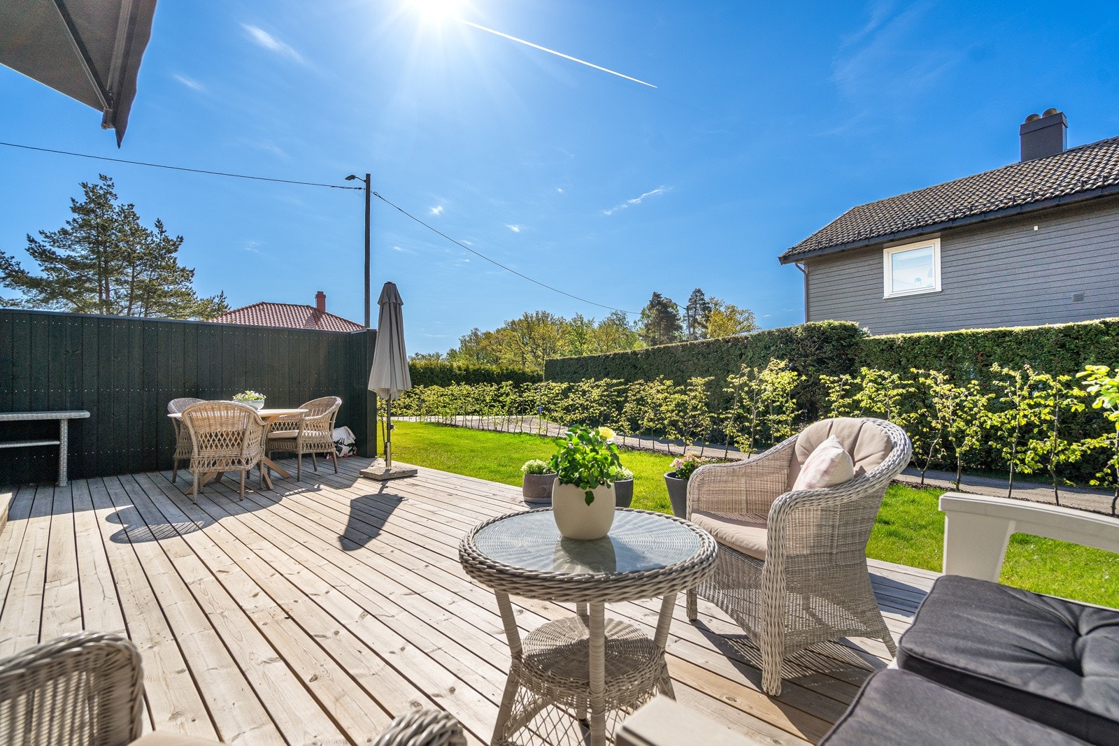 Stor markterrasse mot syd gir deg herlige solforhold og enkel adkoms til egen hagedel Galleribilde