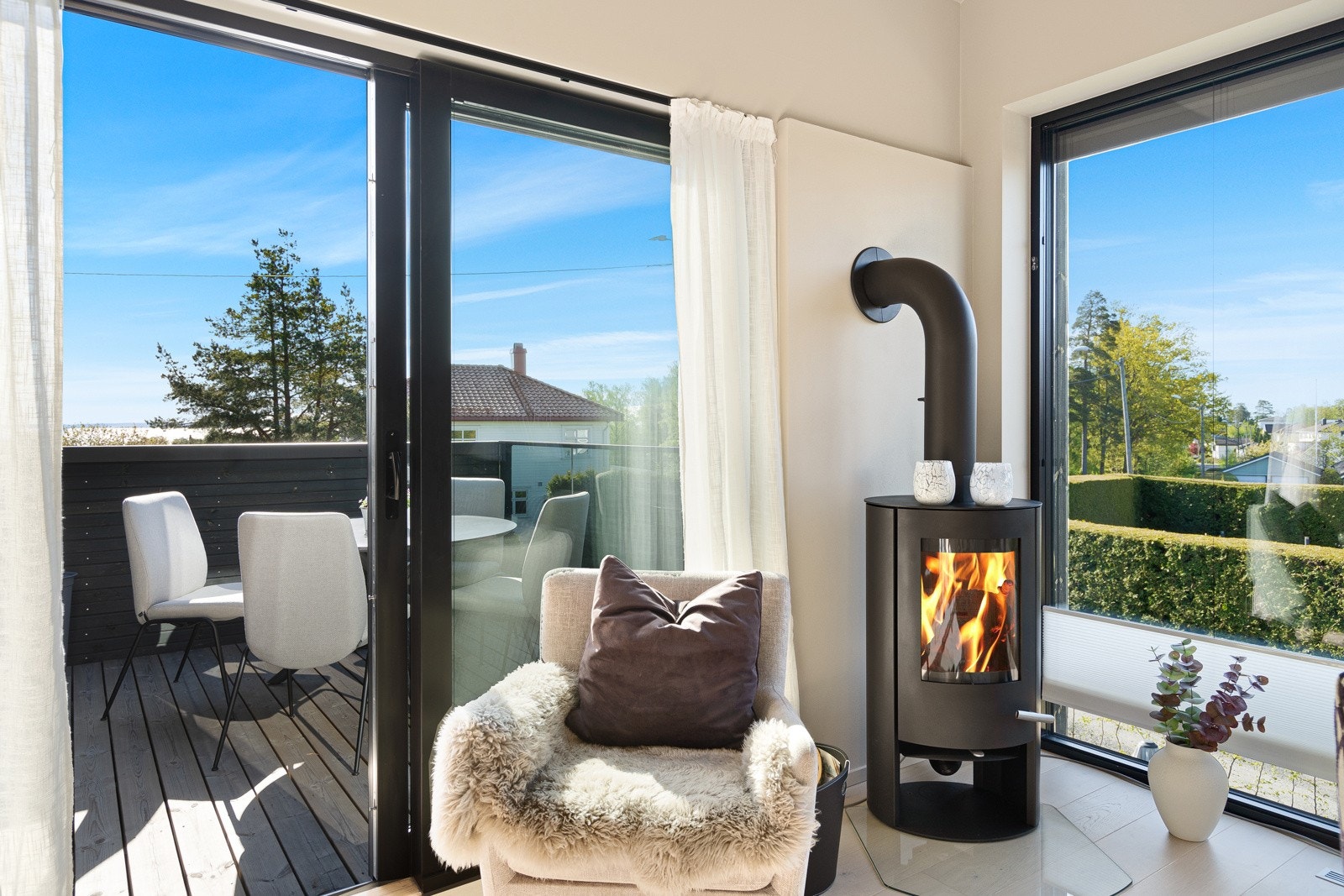 Lekker stue med peisovn for kos og hygge Galleribilde