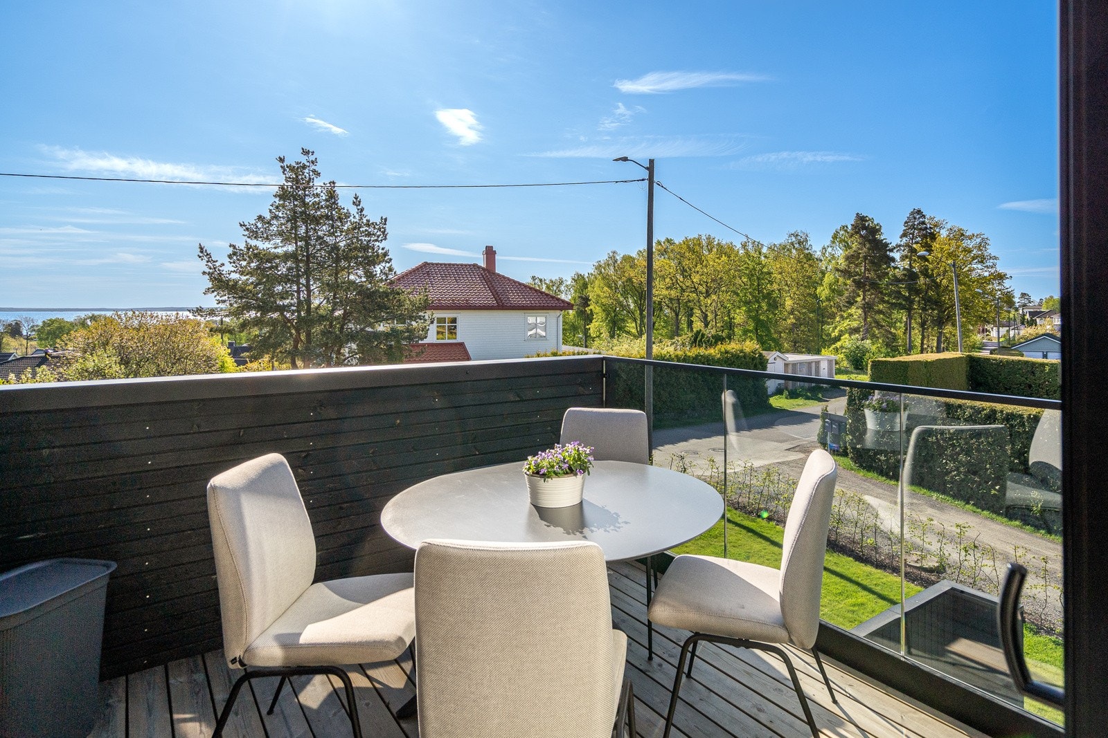Stor terrasse med plass til utemøbler Galleribilde