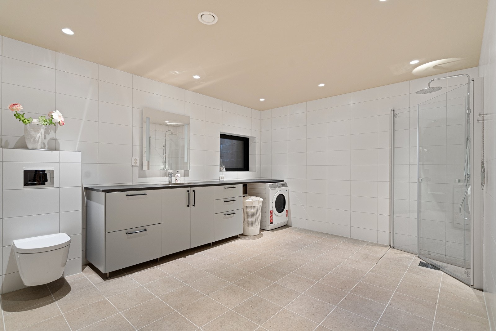 Stort vaskerom/bad nr 3 i kjeller. Et herlig rom med utrolig god plass Galleribilde