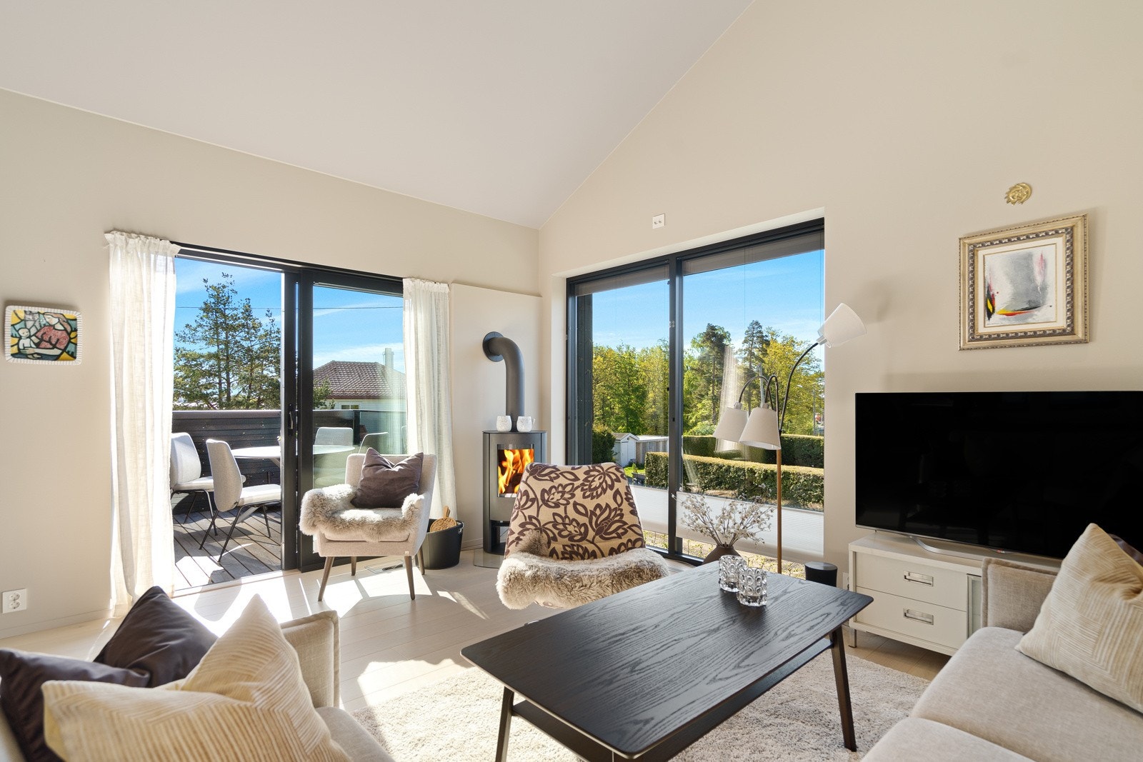 Herlig stue med god takhøyde, store vindusflater og utgang til sydvendt balkong Galleribilde