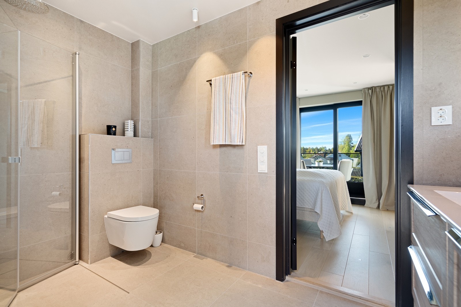 Lekkert bad tilknyttet hovedsoverommet Galleribilde