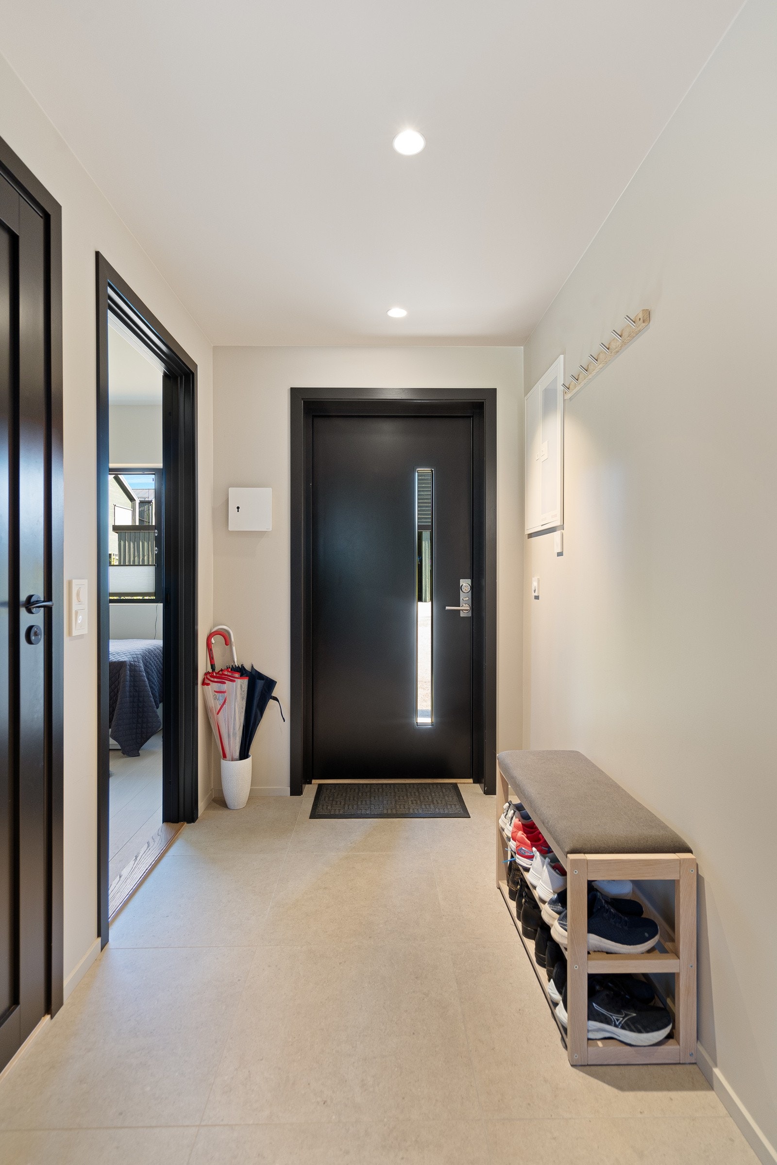 Entré med adkomst til soverom 2 og badet Galleribilde