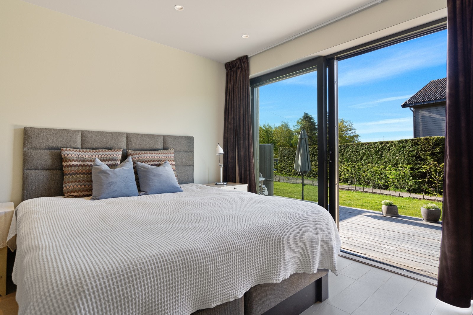 Stort soverom i 1. etg. Rommet er godt egnet som stue Galleribilde