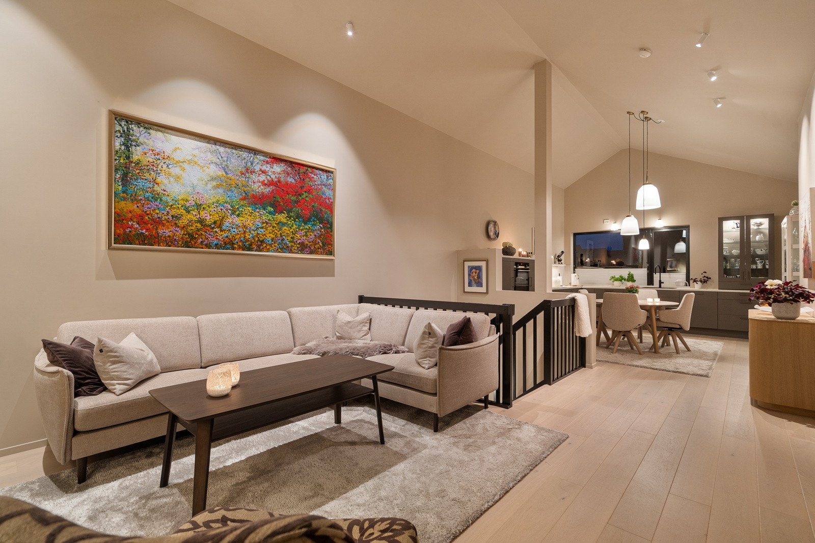 Åpen stue- og kjøkkenløsning med god takhøyde som gir et luftig preg Galleribilde