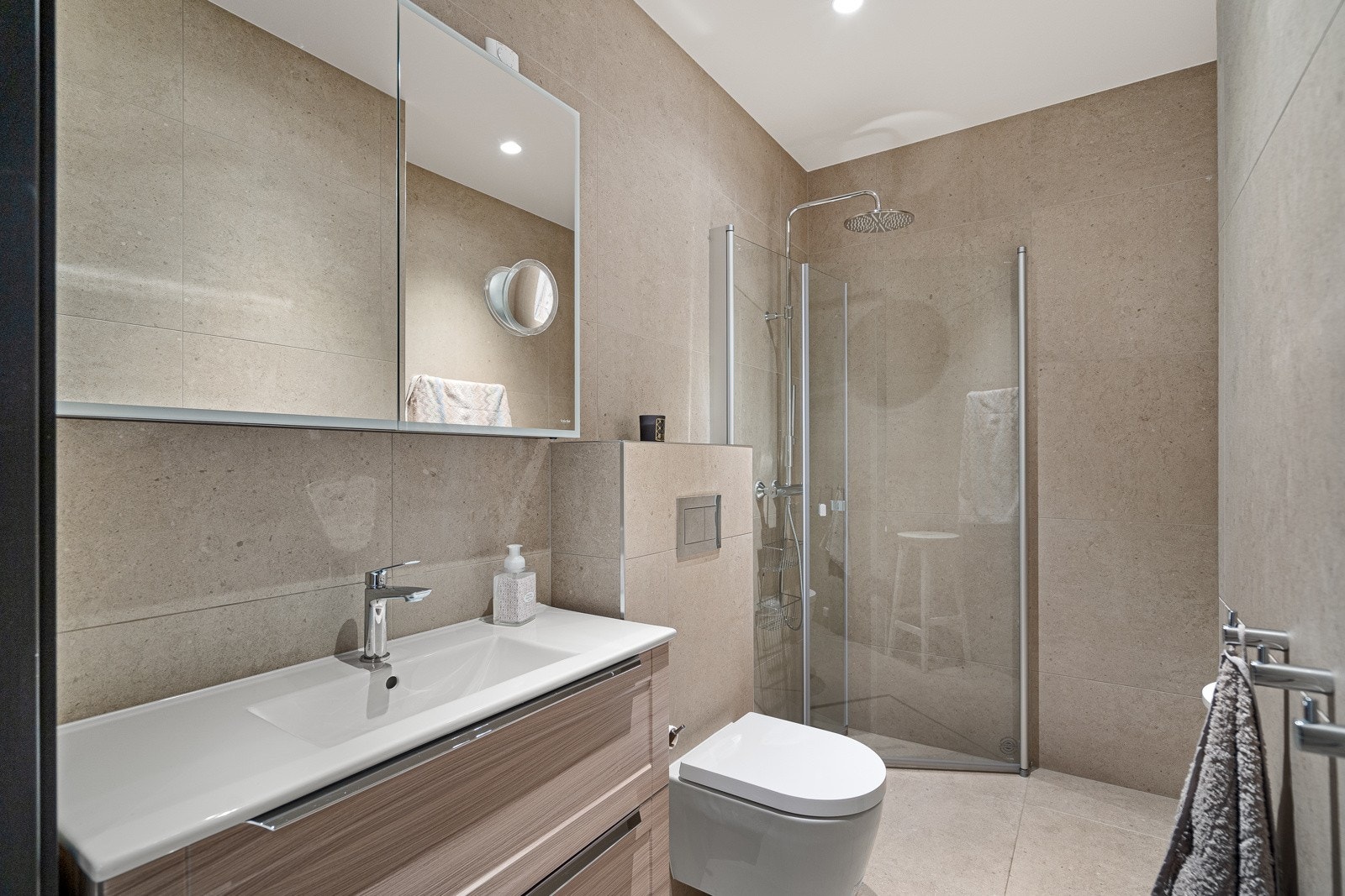 Nok et lekkert bad i boligen - Dette ligger i 1. etg og er innredet med servant, dusj og toalett Galleribilde