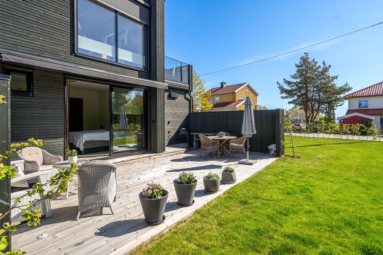 Stor markterrasse med adkomst til vedtektsfestet bruksrett til egen hagedel Galleribilde