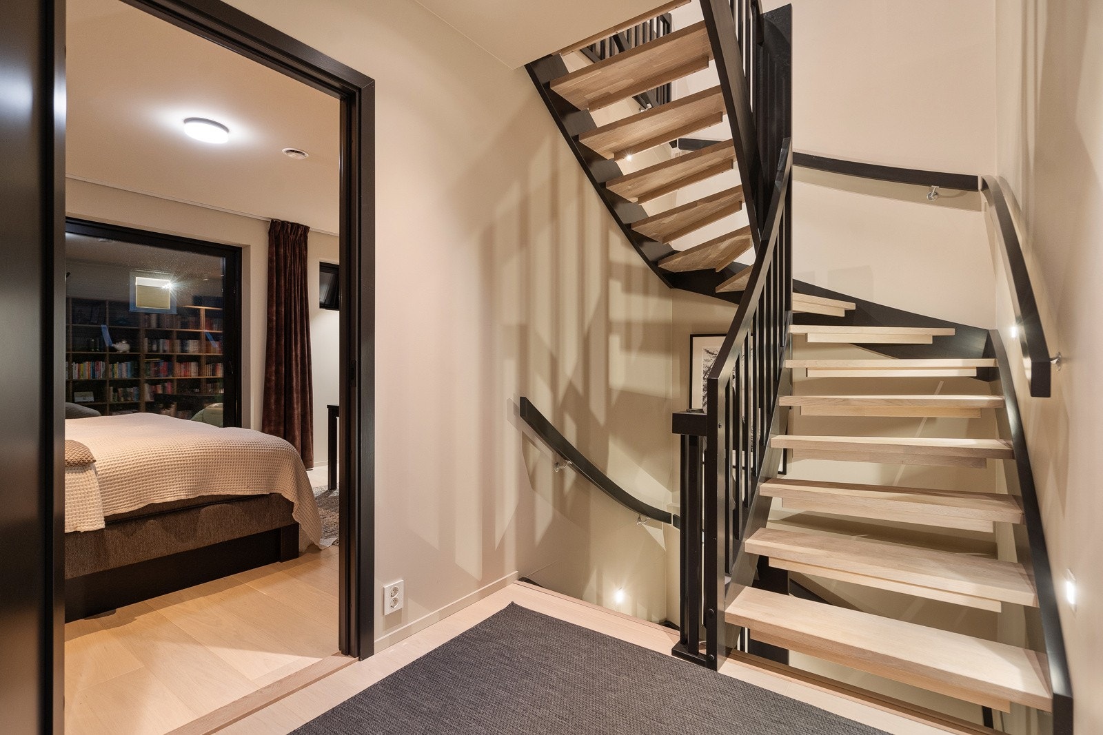 Romslig underetasje med stort vaskerom/bad, trappegang og stort, innredet bod rom med mange muligheter Galleribilde