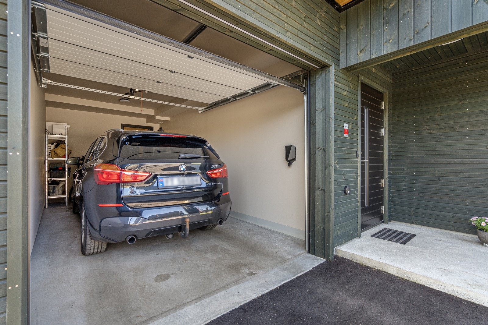 Isolert garasje med vannbåre varme samt el.billader samt bod i bakkant Galleribilde