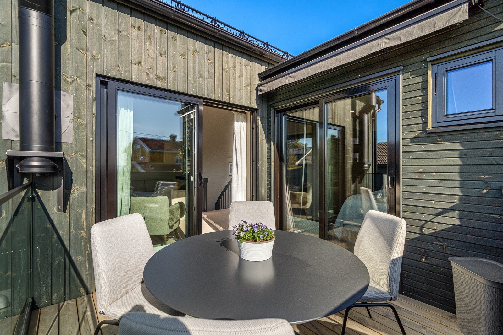 Balkong mot syd har adkomst via både stue og hovedsoverom Galleribilde