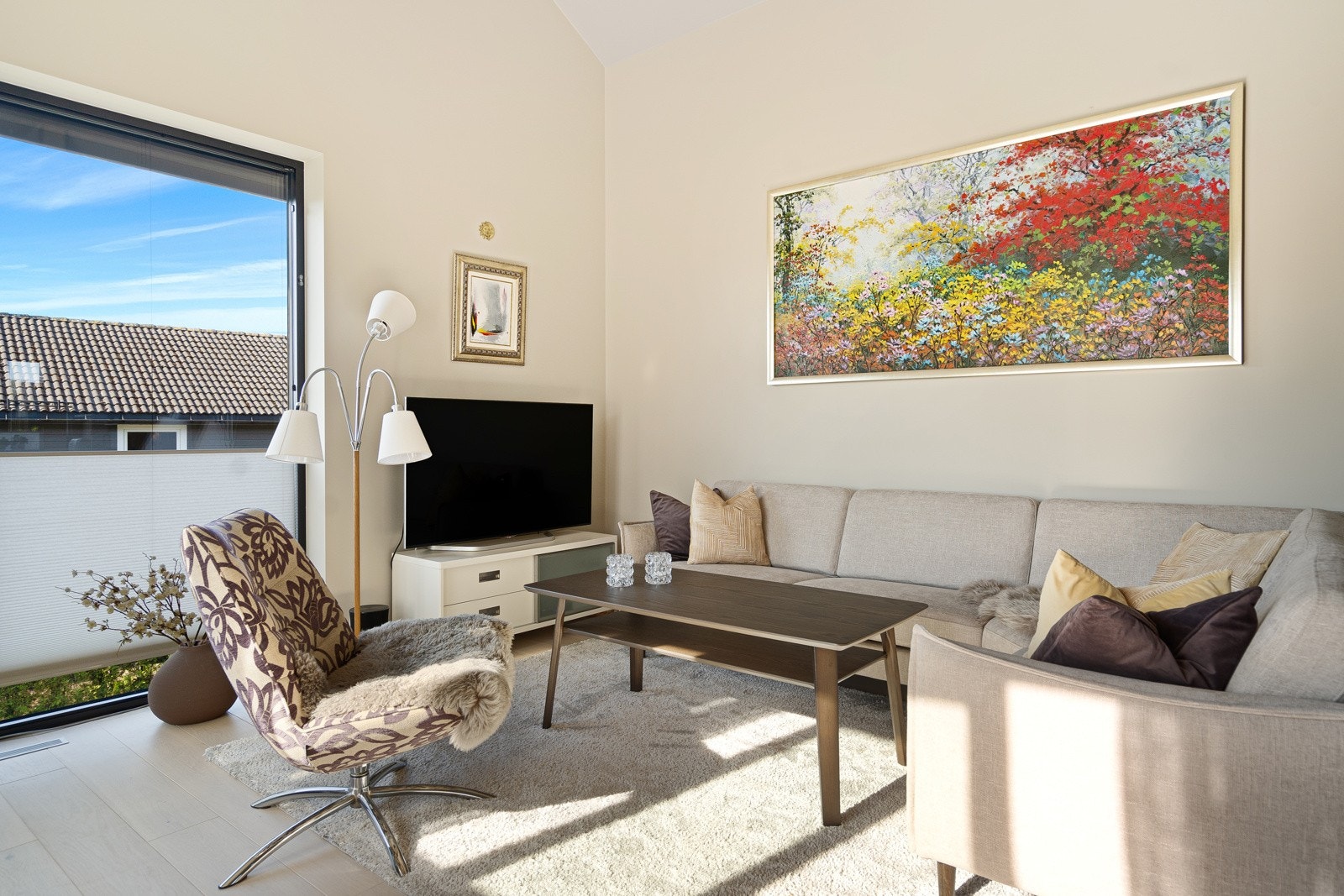 Romslig stue med god plass til flere møbelsoner Galleribilde