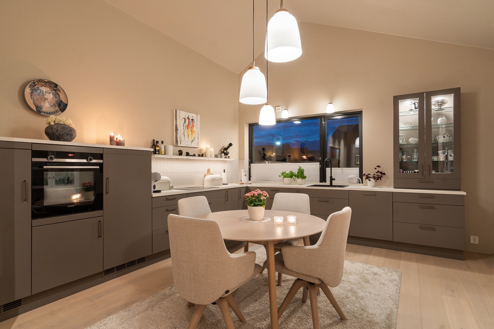 Stuen og kjøkkenet ligger i åpen løsning som gir godt gjennomlys i etasjen Galleribilde