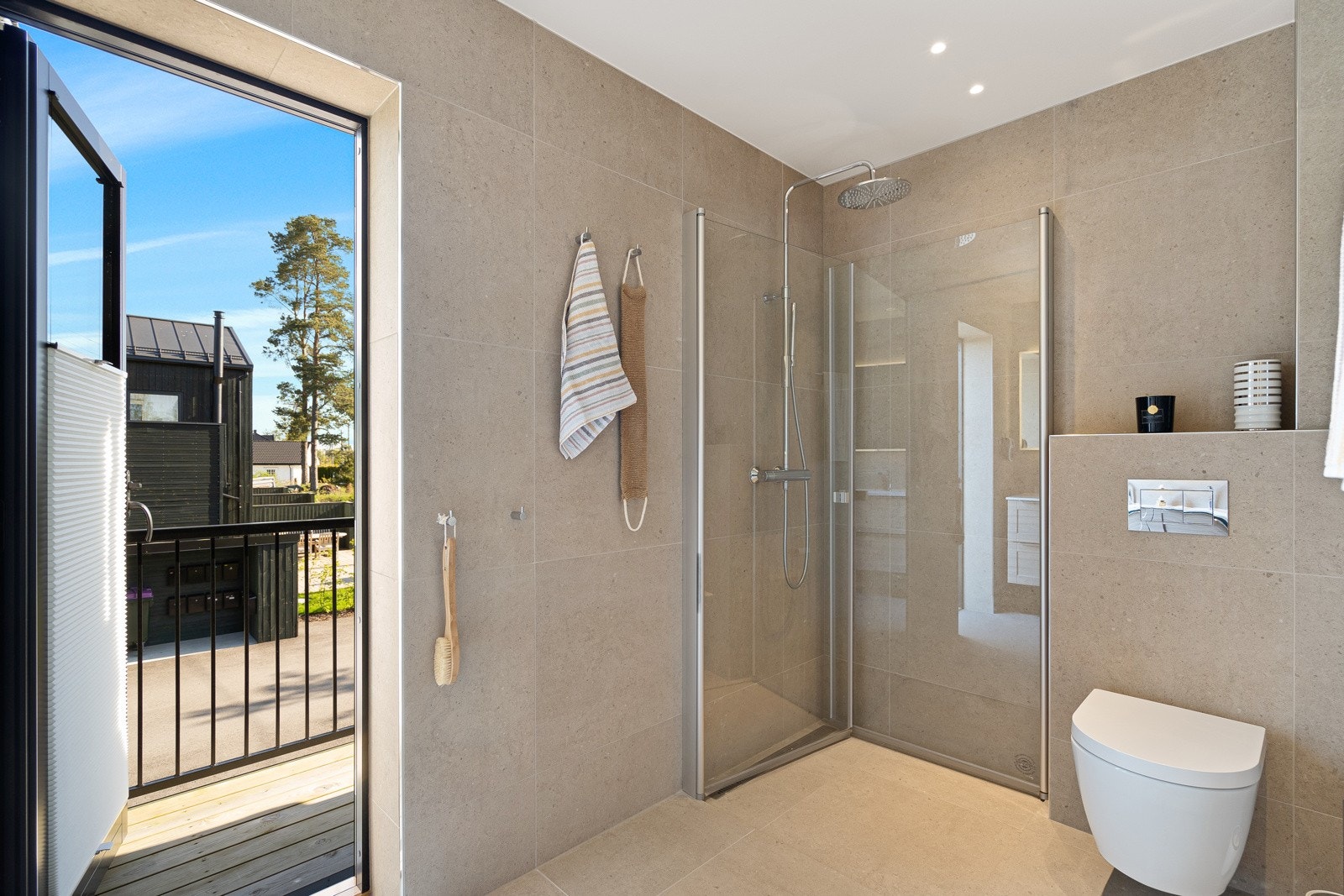 Master bad har utgang til balkong Galleribilde