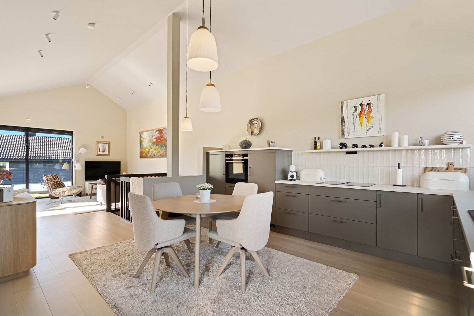 Herlig kjøkken fra Huseby som er påkostet fra standardleveransen Galleribilde