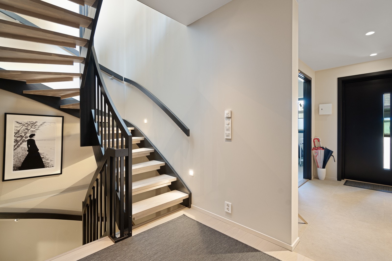 Lekker trapp binder alle tre etasjene i sammen - Spotter i trappeløp Galleribilde