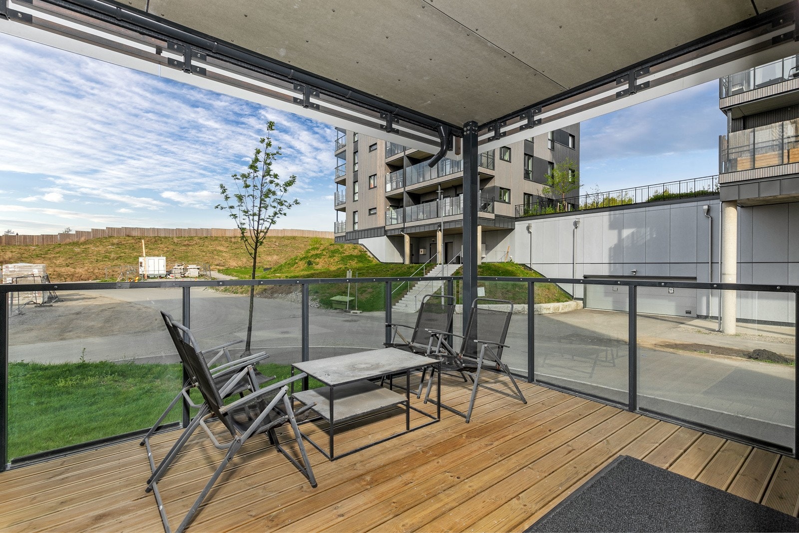 Fra stuen er det utgang til en flott nordvestvendt balkong på 11 kvm, hvor man kan nyte late dager og sene kvelder i hyggelige omgivelser. Galleribilde